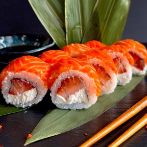 Ролл Филадельфия с клубникой