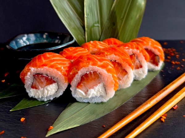 Ролл Филадельфия с клубникой