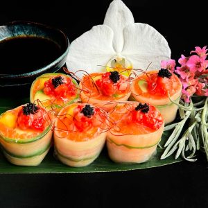Кето ролл с клубничной сальсой