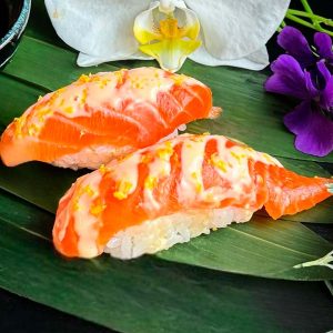 нигири лосось с цедрой лимона и кокосовым соусом