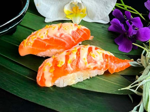 нигири лосось с цедрой лимона и кокосовым соусом