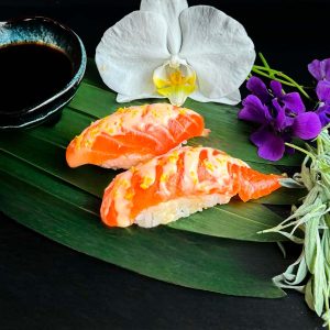 Нигири лосось с цедрой лимона и кокосовым соусом