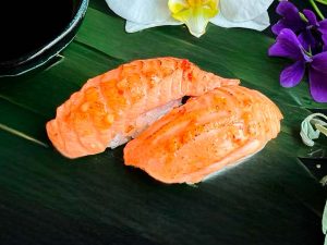 нигири опаленный лосось