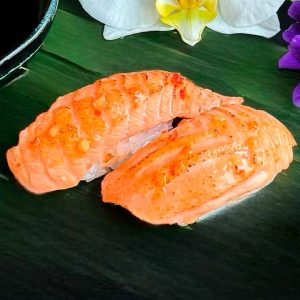 нигири опаленный лосось