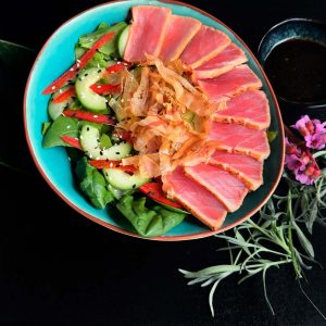 Салат с маринованным тунцом татаки