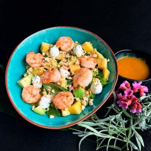 cалат с жареной креветкой
