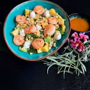 Салат с жареной креветкой и манго соусом