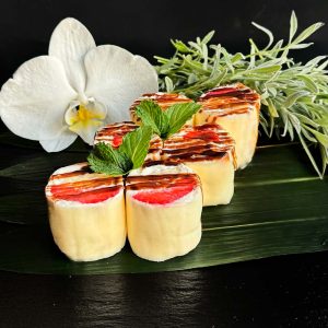 Сладкий ролл с клубникой и бананом