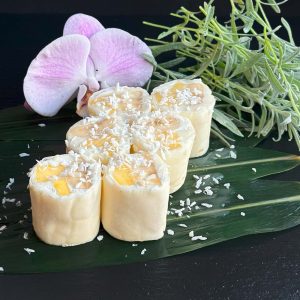 Сладкий ролл с манго и бананом